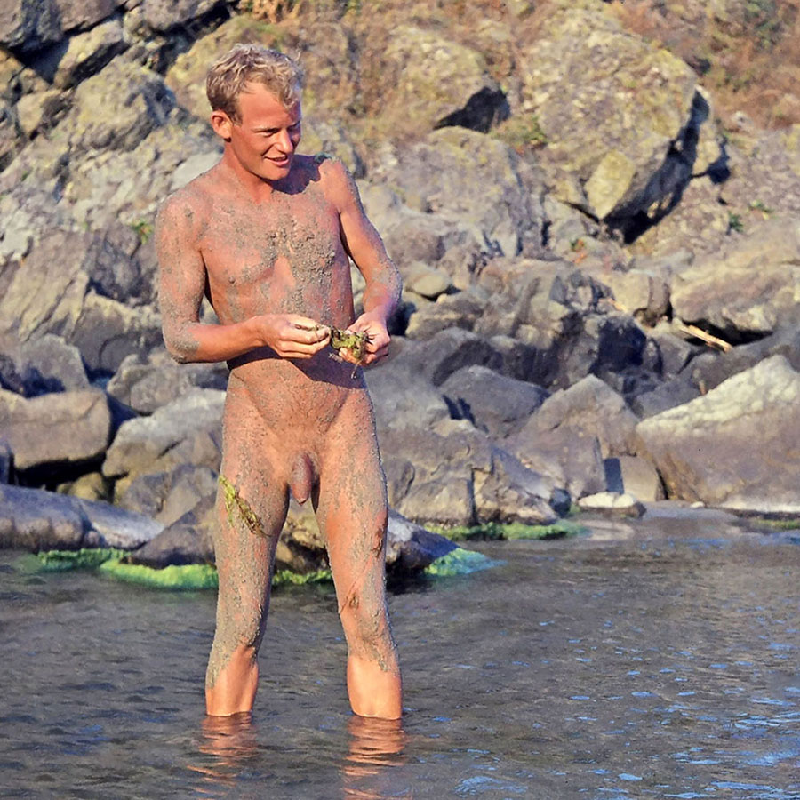 Nackt und frei - Nackter Mann am FKK-Strand Ropotamo in Bulgarien